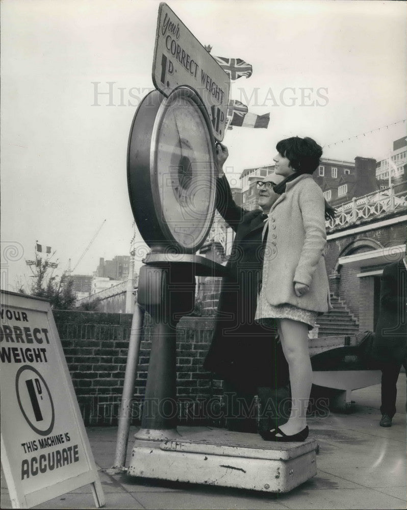 1966 Mr Fred Mulley the Minister of Defence &amp; daughter Deidre - Historic Images