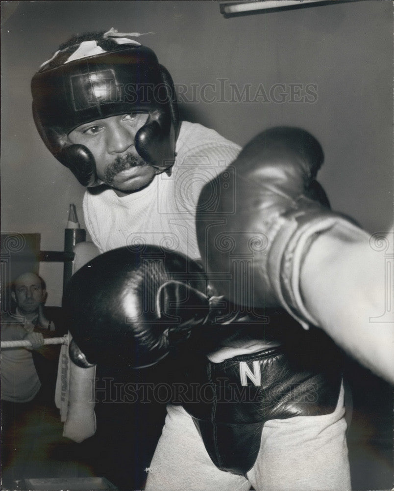 1972 Press Photo World Welterweight Champion Jose Napolese Training Wembley-Historic Images