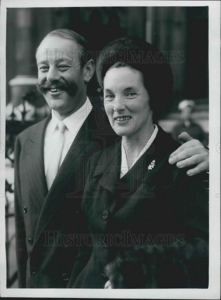 1960 Press Photo Randolph Churchill After Winning Slander Case With Wife - Historic Images