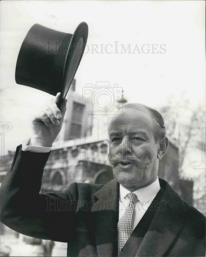 1971 Press Photo Sir Gerald Nabaroo Doffing Top Hat At House Of Commons - Historic Images