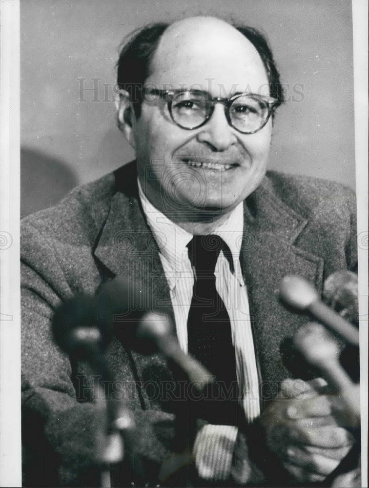 1978 Nobel Prize Winner Dr. Nathans At Press Conference Candid - Historic Images