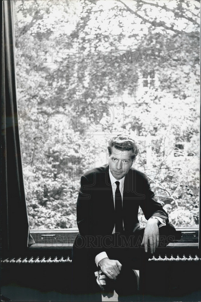 Press Photo Unknown man sitting on windowsill - KSB07491 - Historic Images