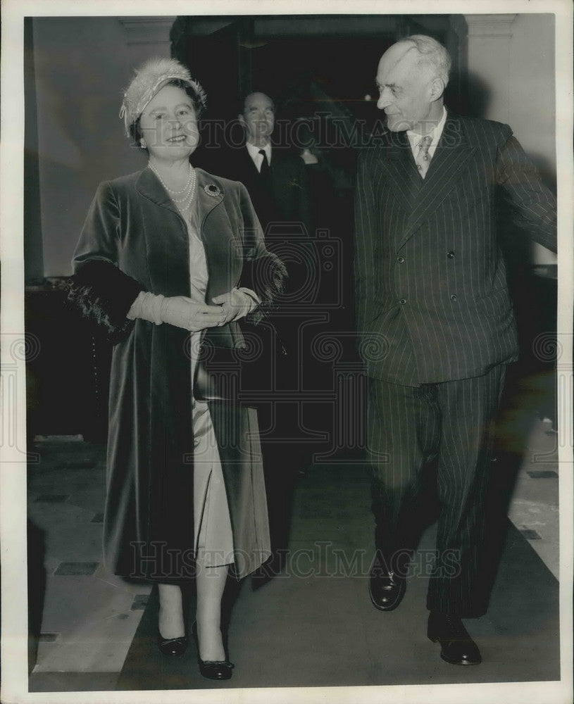 Press Photo Queen Elizabeth Arriving Royal Society President Cyril Hinshelwood - Historic Images