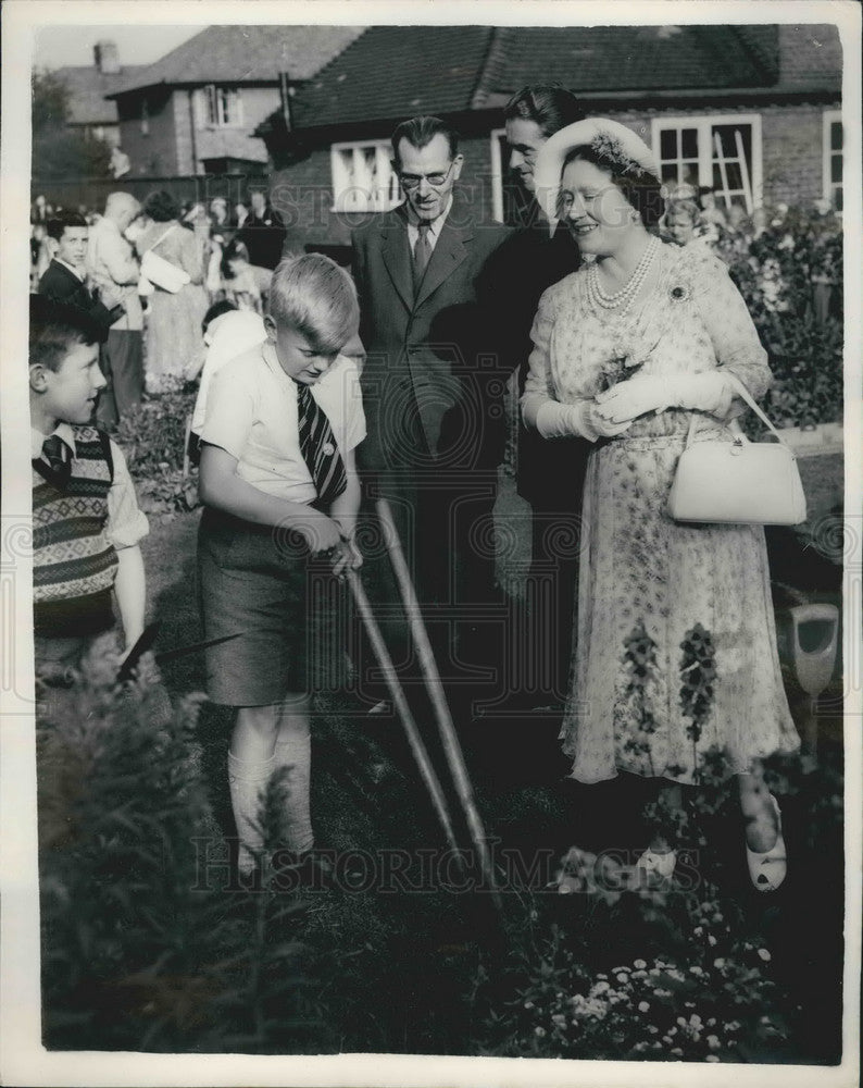 Press Photo Queen Elizabeth Touring London Gardens Boy Using Shovel - KSB07555 - Historic Images