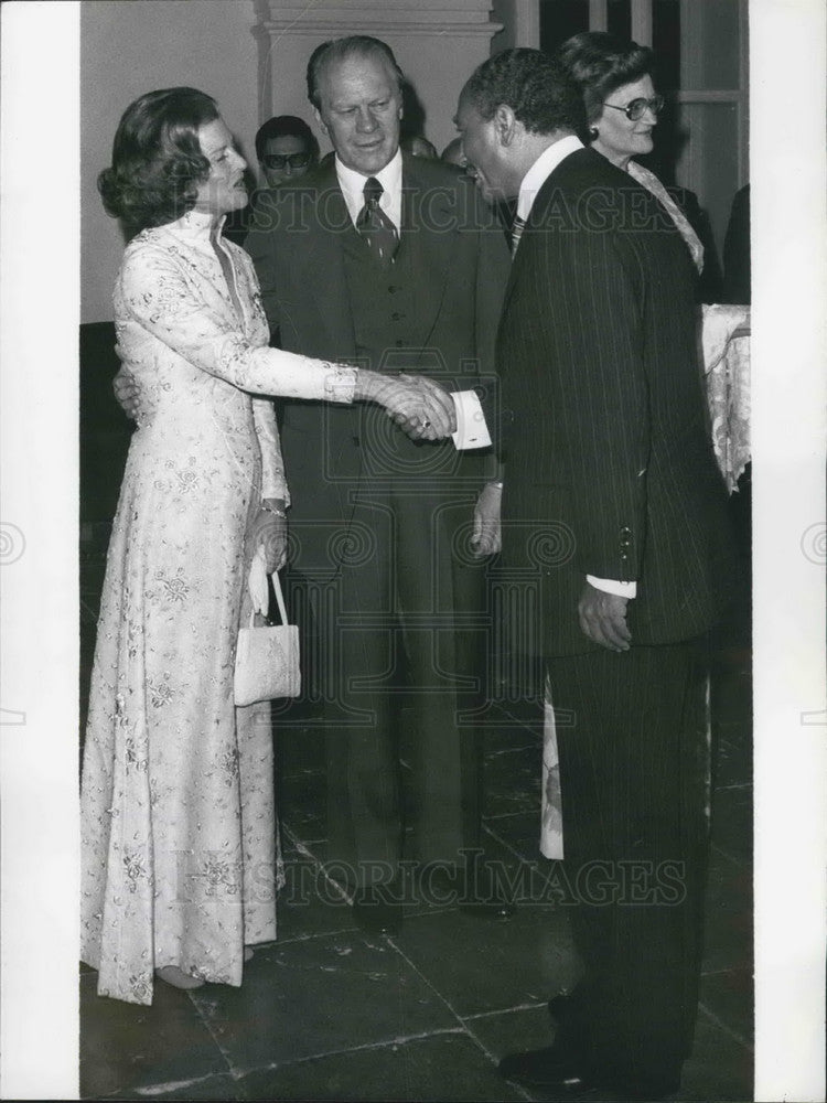 Press Photo President Sadat greets Mrs. Ford & President Ford - KSB07685 - Historic Images