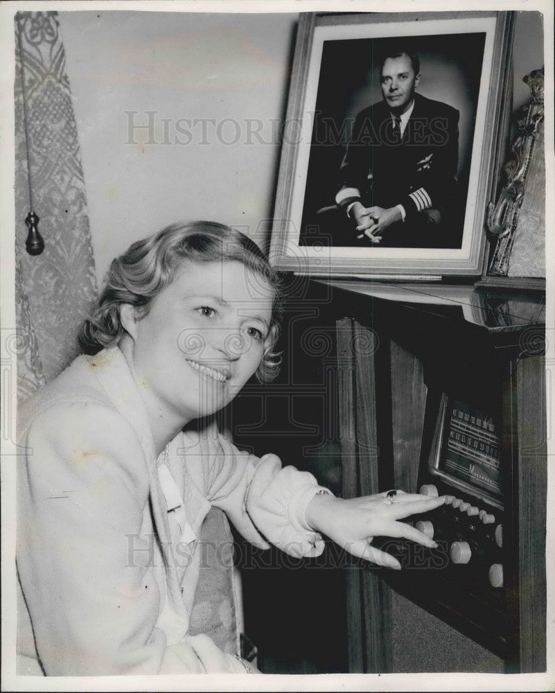 1953 Press Photo Mrs. Loraine and her wireless set - KSB08011-Historic Images