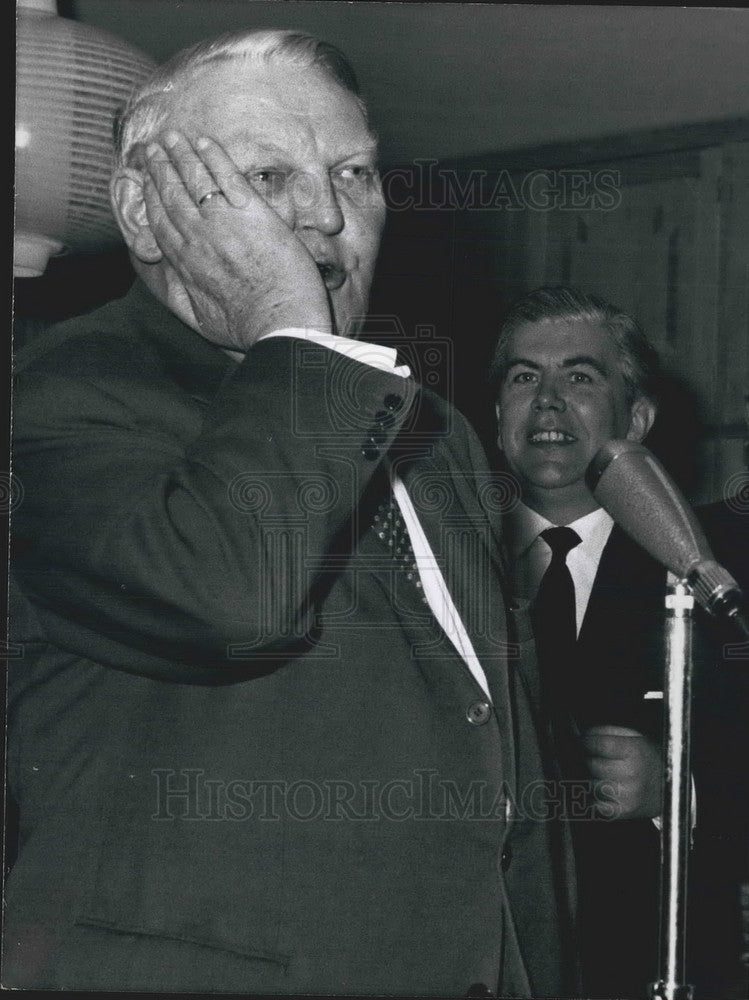 Press Photo Unknown Man giving a speech - KSB08227 - Historic Images