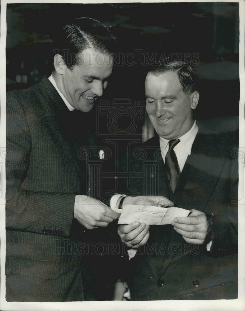 1957 Press Photo Godfrey Evans Wins $1,000 - In TV Quiz "Double Your Money"-Historic Images