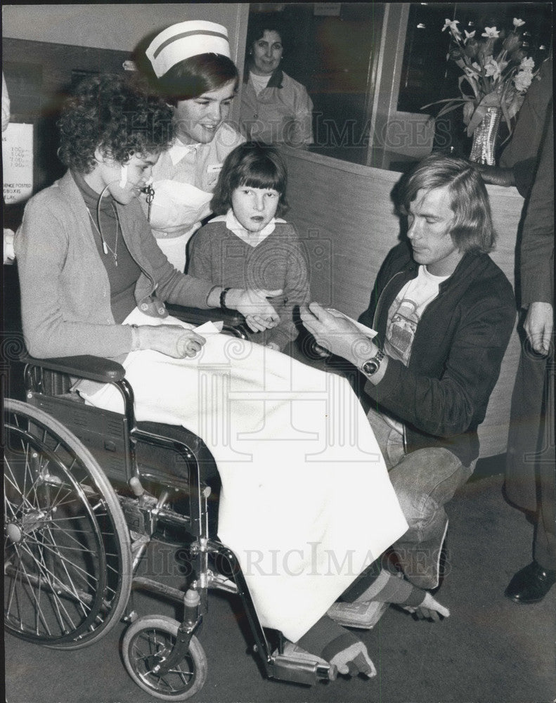1977 James Hunt World Motor Racing Champion visit hospital children - Historic Images