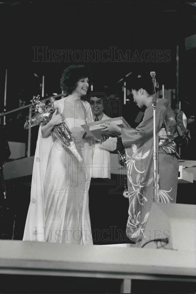 1975 Press Photo World Popular Song Festival Singer Kelly Stevens Singing-Historic Images