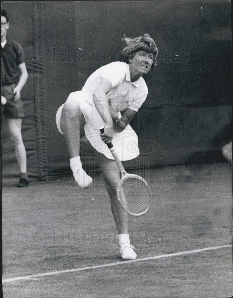 1965 Press Photo Wimbledon Tennis Match D.E. Starkie Action Shot Championships - Historic Images