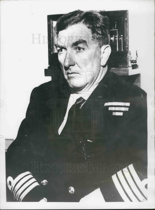 1964 Press Photo HMS Voyager Commander Captain D. Stevens Military Uniform - Historic Images