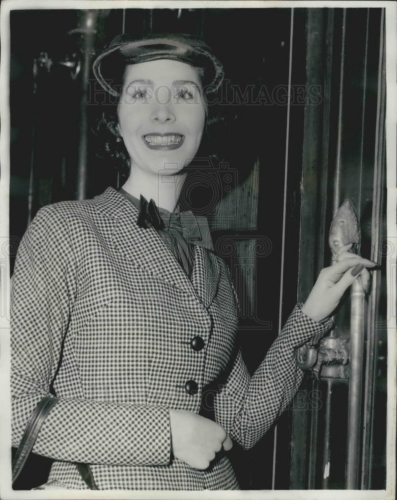 1957 Press Photo Daughter of night club boss leaves for America - Historic Images