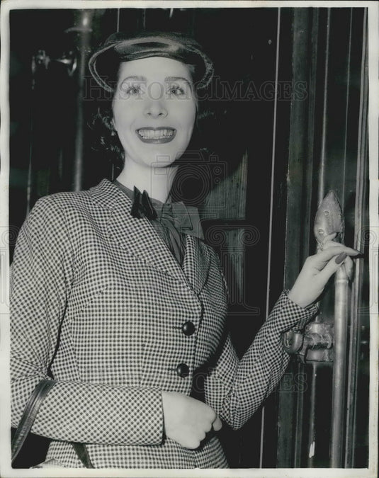 1957 Press Photo Daughter of night club boss leaves for America - Historic Images