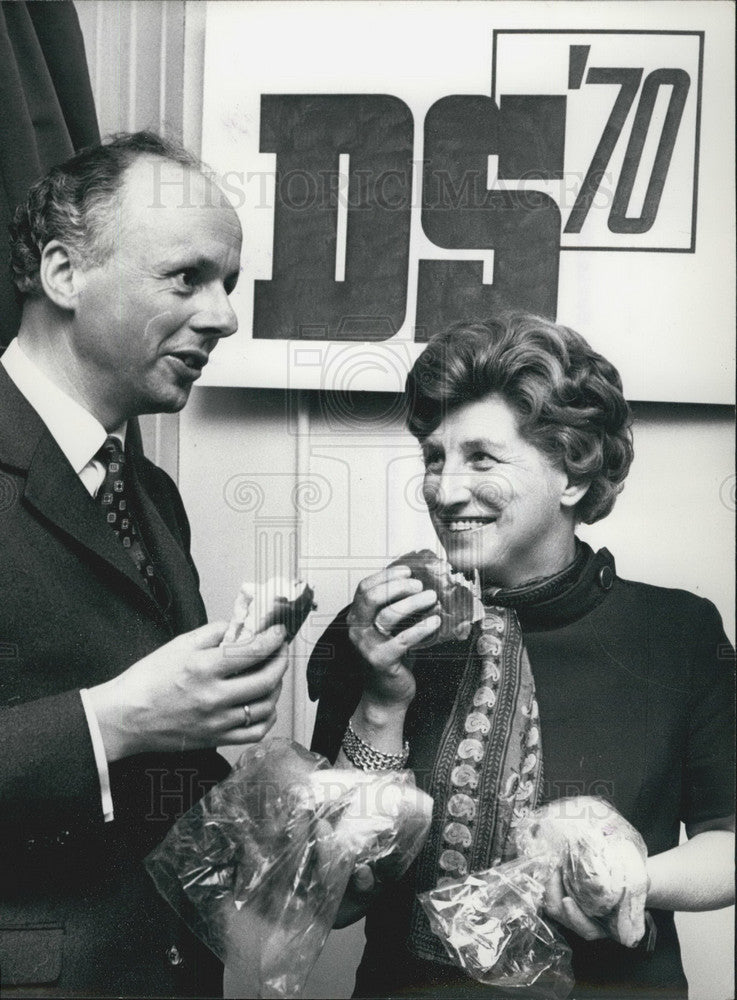 1970 Press Photo Dutch Socialist Party, A. van Stuyvenberg & Mrs. Veendndaal - Historic Images