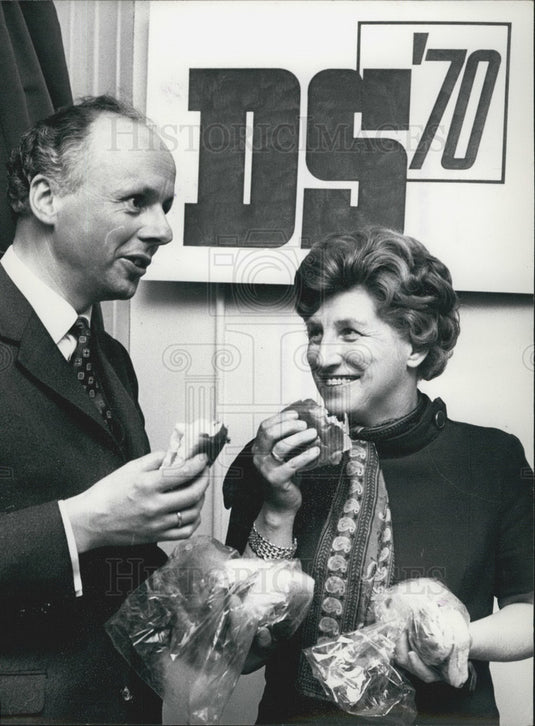1970 Press Photo Dutch Socialist Party, A. van Stuyvenberg & Mrs. Veendndaal - Historic Images