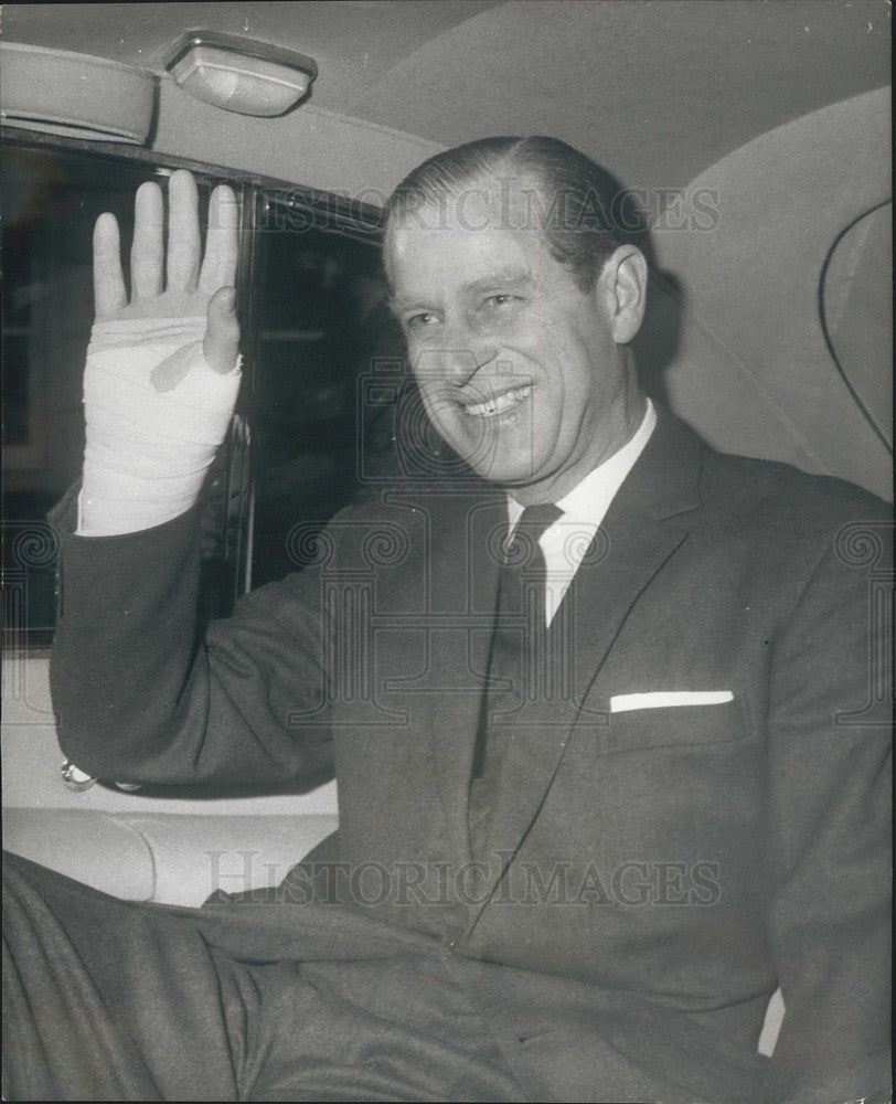 1967 Press Photo Duke of Edinburgh leaves hospital after surgery to remove cyst - Historic Images