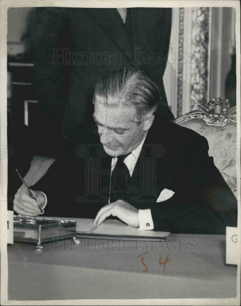 1954 Press Photo Anthony Eden Signing At Nine Power Conference - KSB09337-Historic Images