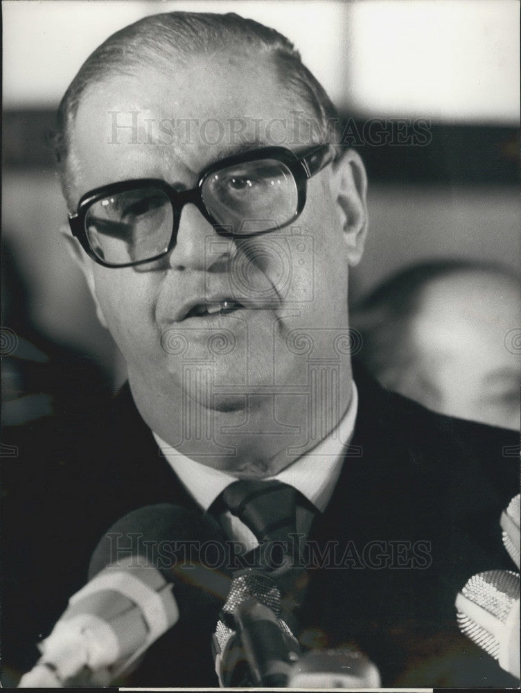 1973 Press Photo Israeli chief delegate Abba Eban arrives in Geneva - KSB09351-Historic Images