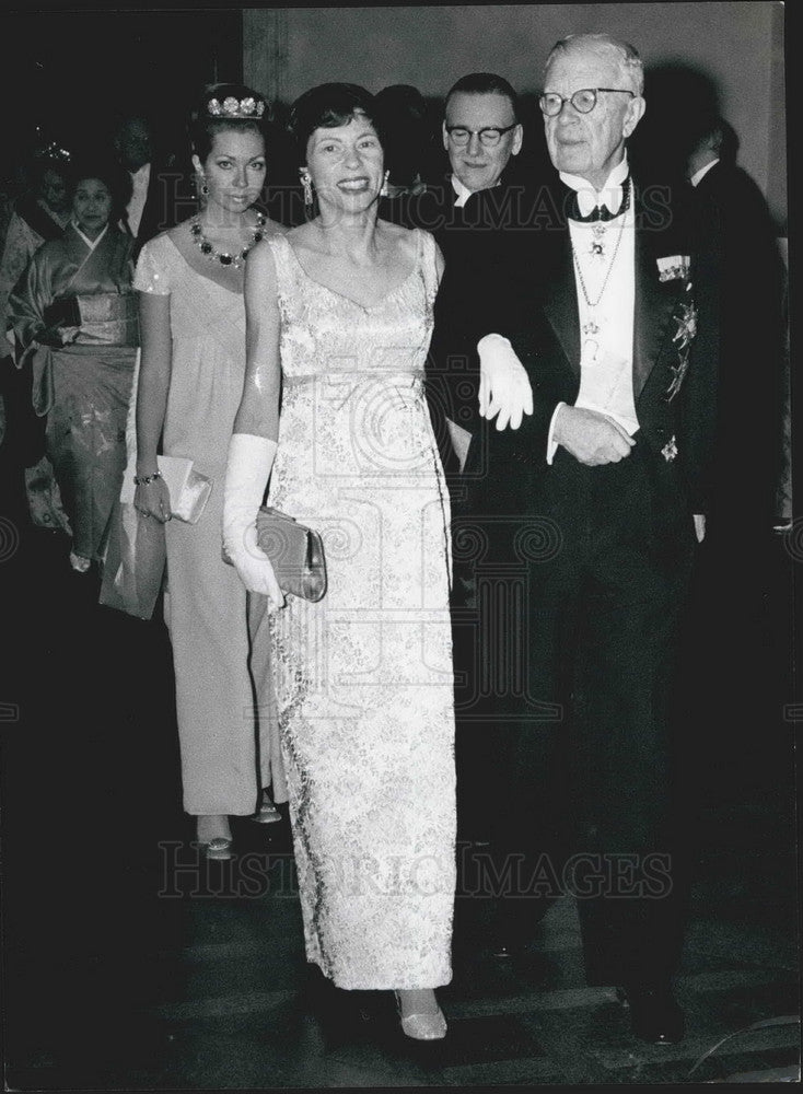 Press Photo Mrs Alvarez With King Of Sweden With Princess Christina In Back-Historic Images