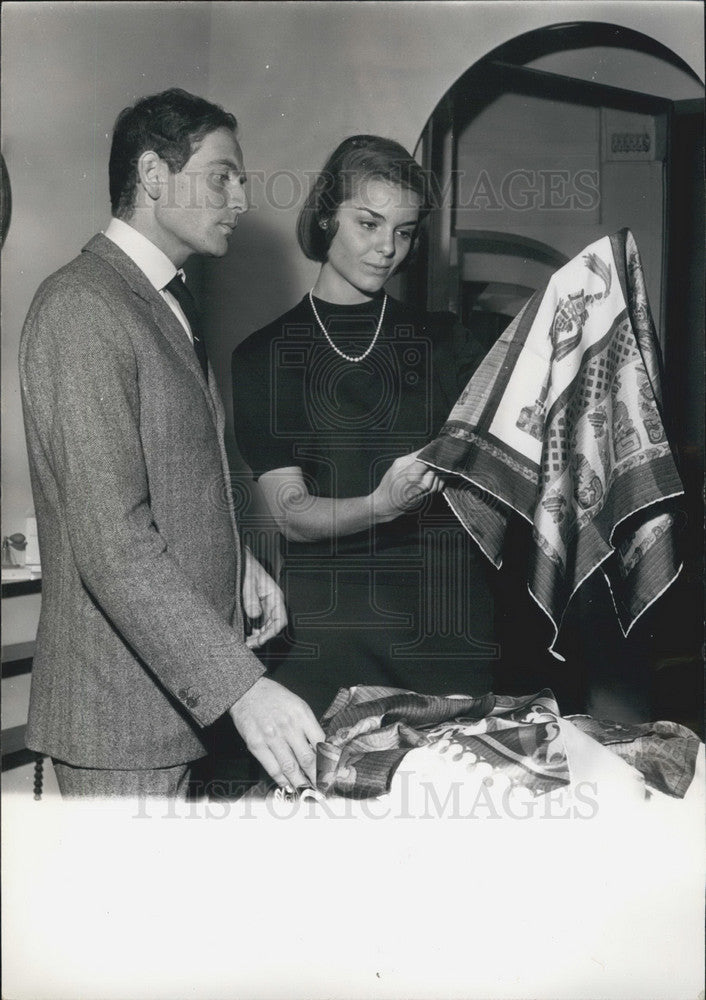 1960 Press Photo Sylvia Casablancas Mexican Heiress as shop salesgirl - Historic Images