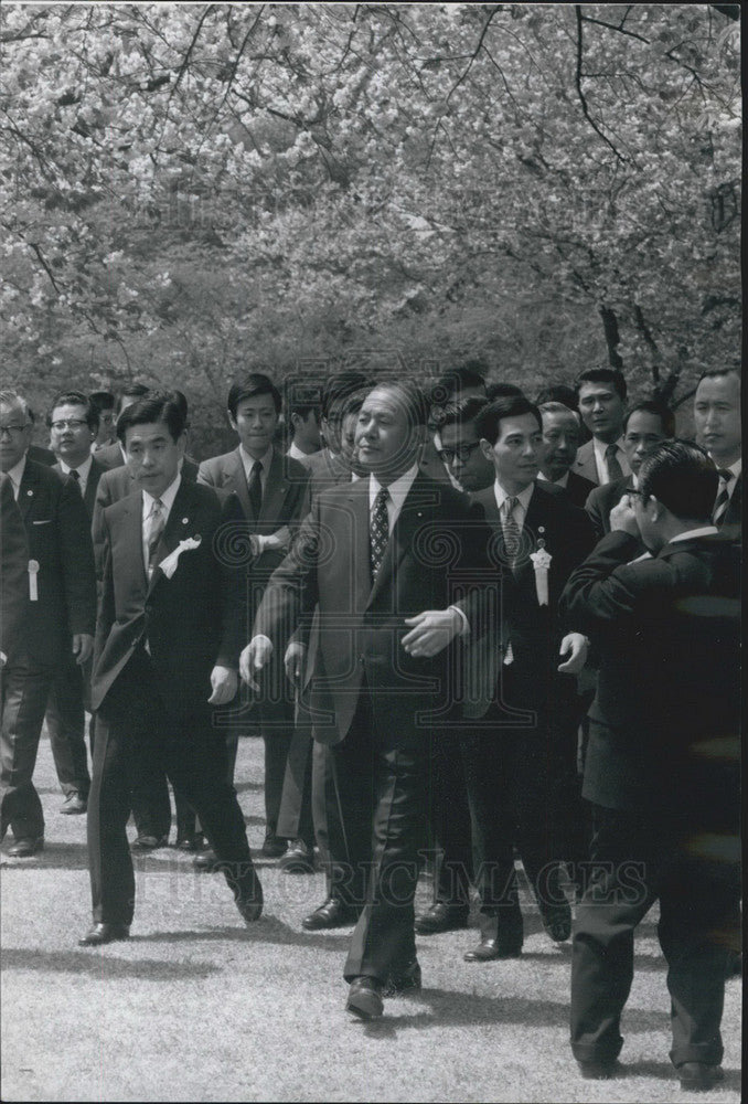 Press Photo Japan Prime Minister Kakuei Tanaka, Cherry Blossom Party - KSB10191 - Historic Images