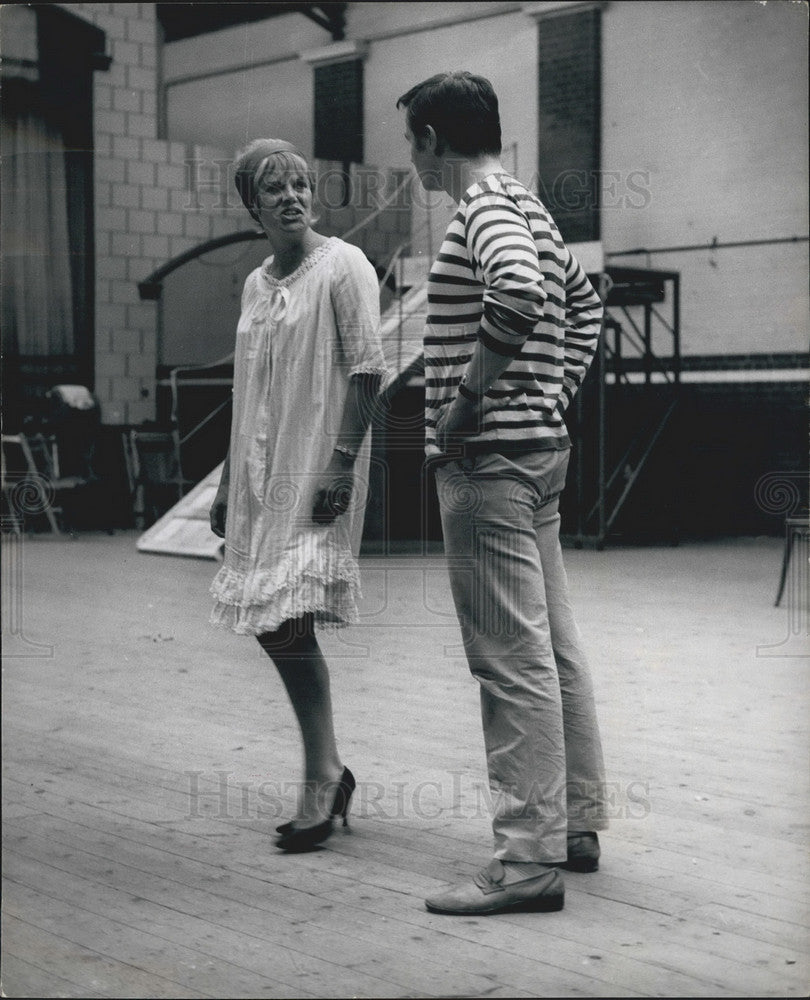 1964 Press Photo Actress Rachel Roberts & Kenneth Haigh Rehearsing - KSB10301 - Historic Images