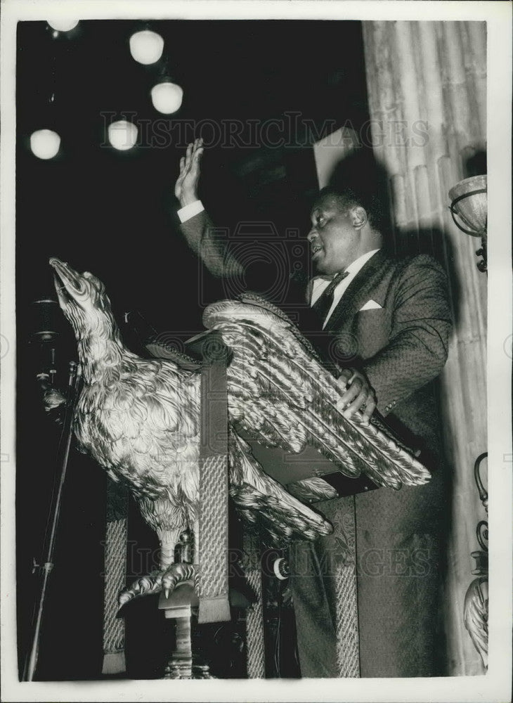 1958 singer Paul Robinson today went to St. Paul's Cathedral - Historic Images