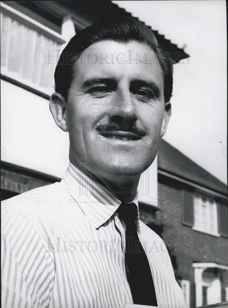 Press Photo World Champion Racing Driver Graham Hill Track - Historic Images