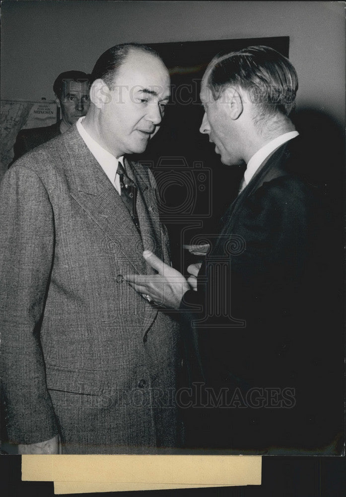 1953 Press Photo Hermann B. Speelman  talking to his Counsel for Defence Miehr - Historic Images