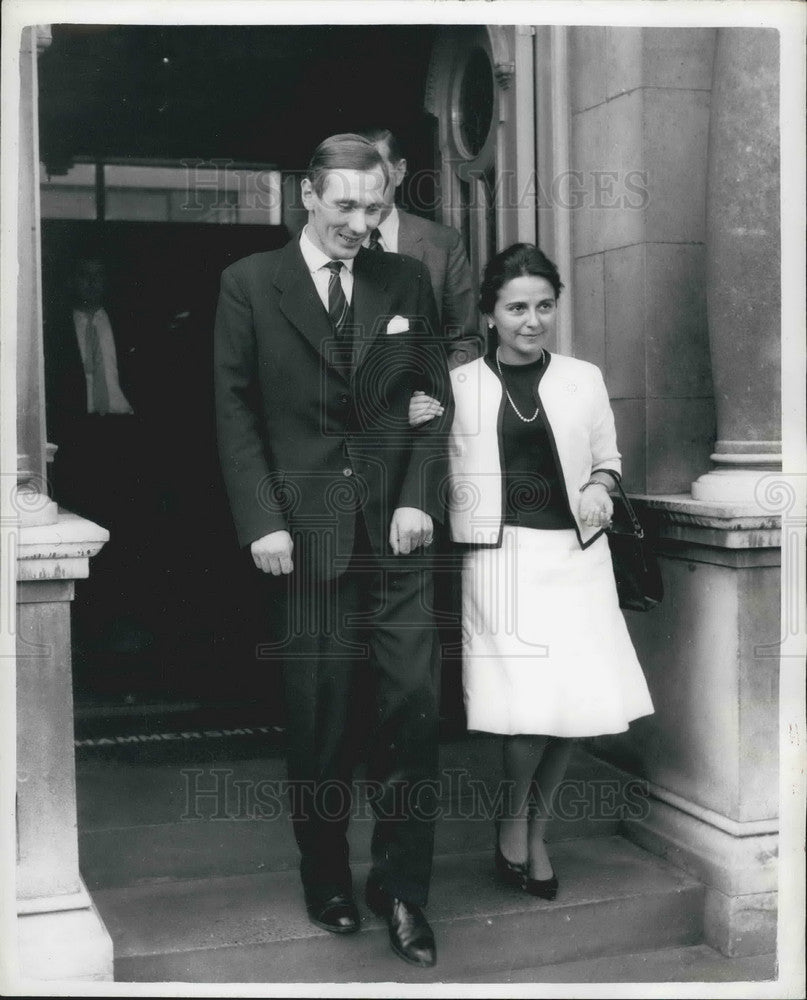 1962 Press Photo Kidney Hero walks out of Hospita - Historic Images