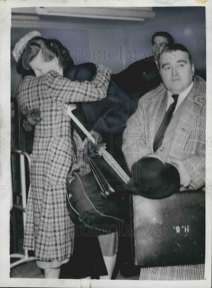 Press Photo Mrs, Mary Kukekava & Pimpernel Shaw Re-United with family - Historic Images