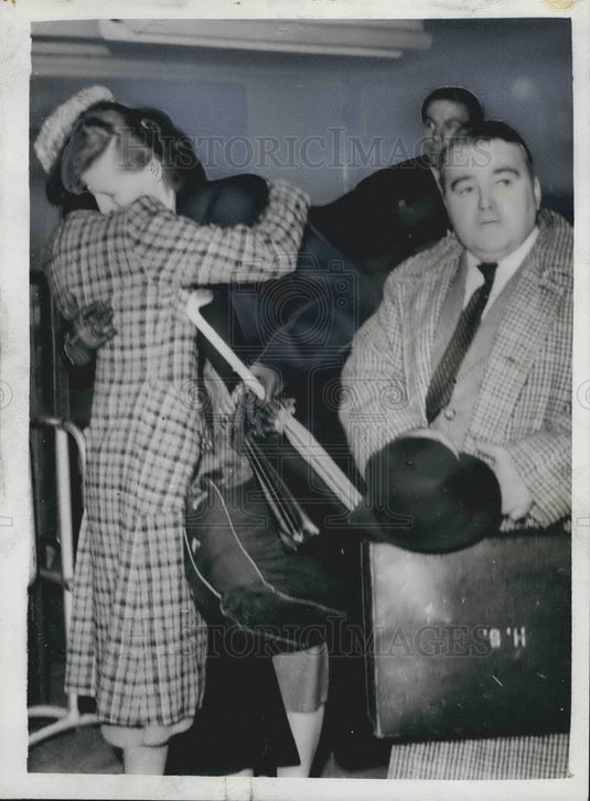 Press Photo Mrs, Mary Kukekava & Pimpernel Shaw Re-United with family - Historic Images