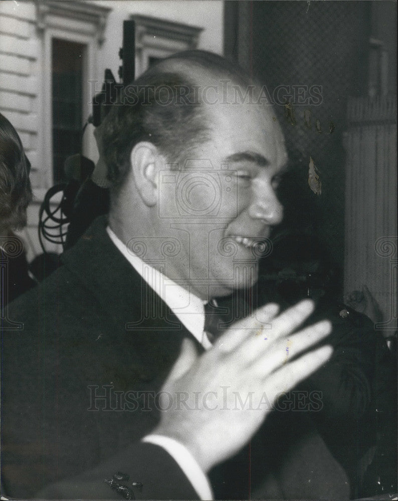 1975 Press Photo Angry Demonstrators Are Fooled By Alexander Shelepin&#39;s Decoy - Historic Images