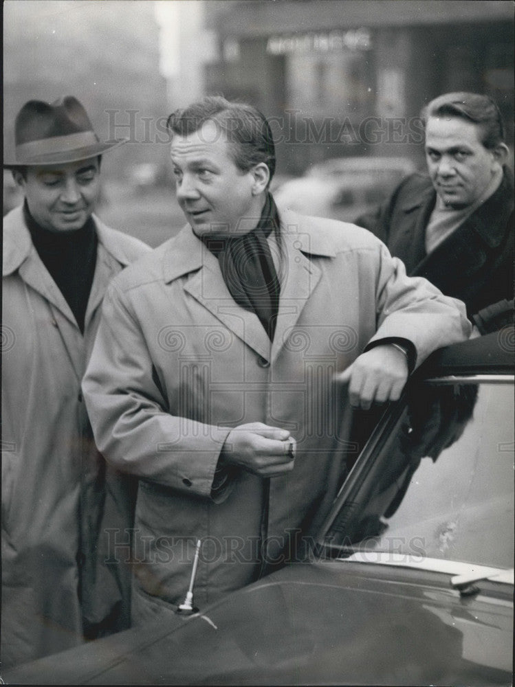 1955 Press Photo Opera Tenor Singer Rudolf Schock Entering Car - KSB11049 - Historic Images