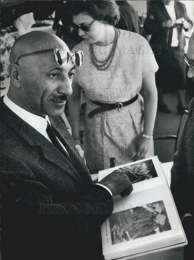 1963 Press Photo Afghani King Mohammed Zahir Schah With Wife Holding Book-Historic Images