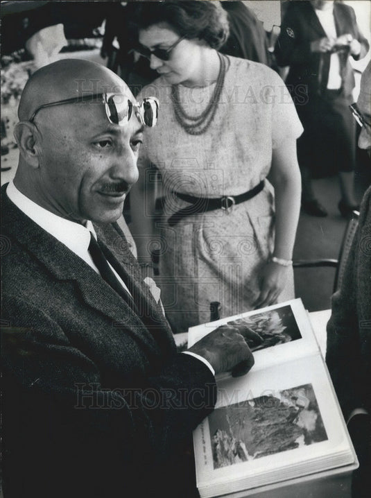 1963 Press Photo Afghani King Mohammed Zahir Schah With Wife Holding Book-Historic Images