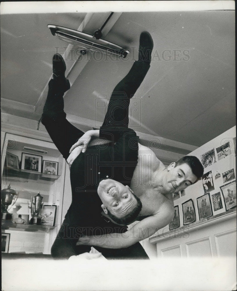 1963 Press Photo Actor Mickey Spillane Practicing Fighting Scene With Trainer - Historic Images