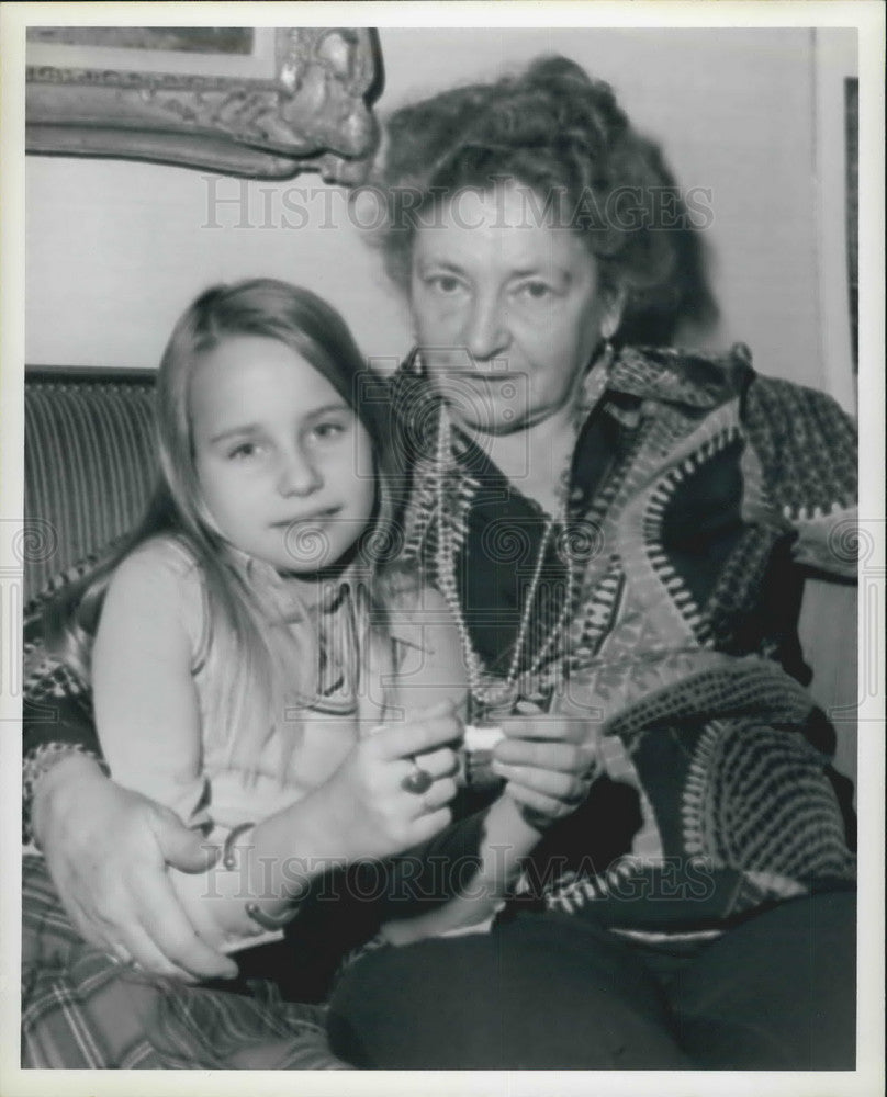 Press Photo Actress Maria Schell&#39;s Mother Margarethe With Granddaughter Mausi - Historic Images