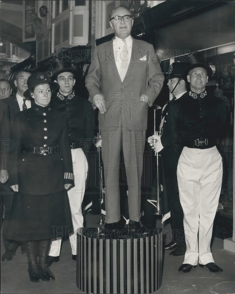 1969 Press Photo Lord Stonham seen opening the Exhibition at Burlington Arcade-Historic Images