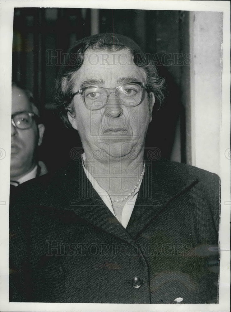 1958 Miss Mabel Strickland at Carlton House Terrace  - Historic Images