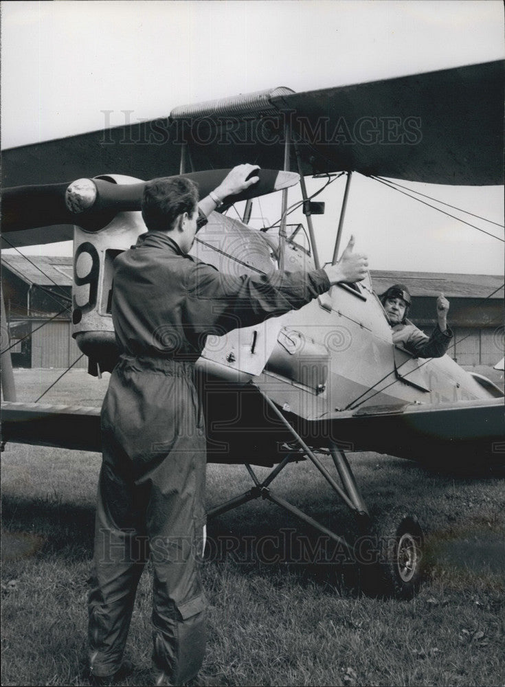 Press Photo Major Francis Maunde-Thompson in the Cockpit of his Tiger Moth - Historic Images