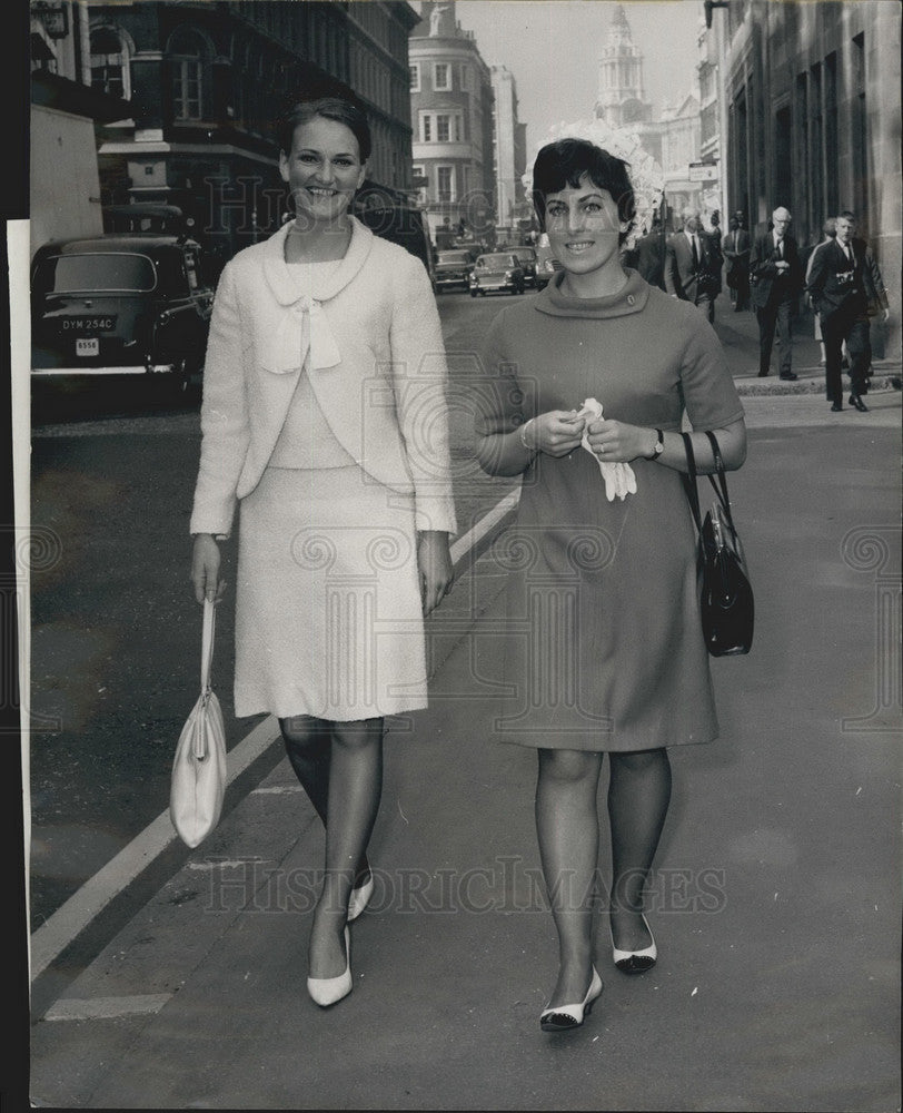 1966 Press Photo Jennifer M. Tattersall &amp; Miss Patricia Mathews. - Historic Images