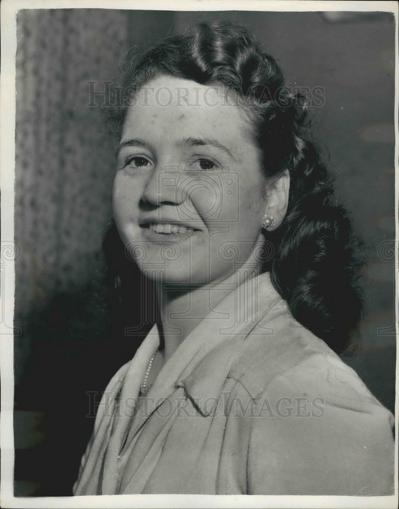 1956 Press Photo Glasgow Girl Puts Herself Up For "Dale! - KSB11811 - Historic Images