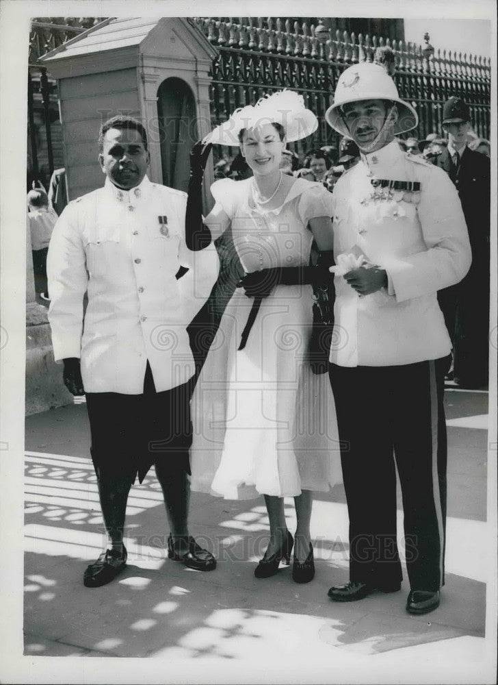 1953 Press Photo Maj and Lady Edwards and Major Takala of Fiji - Historic Images
