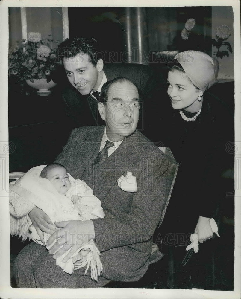 1956 Robert Morley &amp; Mr 7 Mrs. Kevin Scott &amp; baby son  - Historic Images