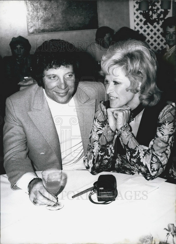 1971 Singer Bibi Johns and Tom Jones  - Historic Images