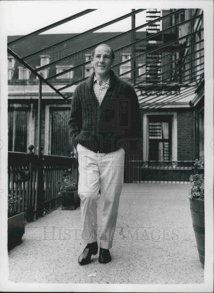 1960 Press Photo Racing Driver Stirling Moss St Thomas Hospital Recovery-Historic Images