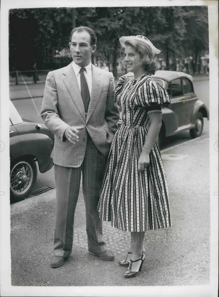 1955 Press Photo actress, Claudia Hall, & racing driver Stirling Moss - Historic Images