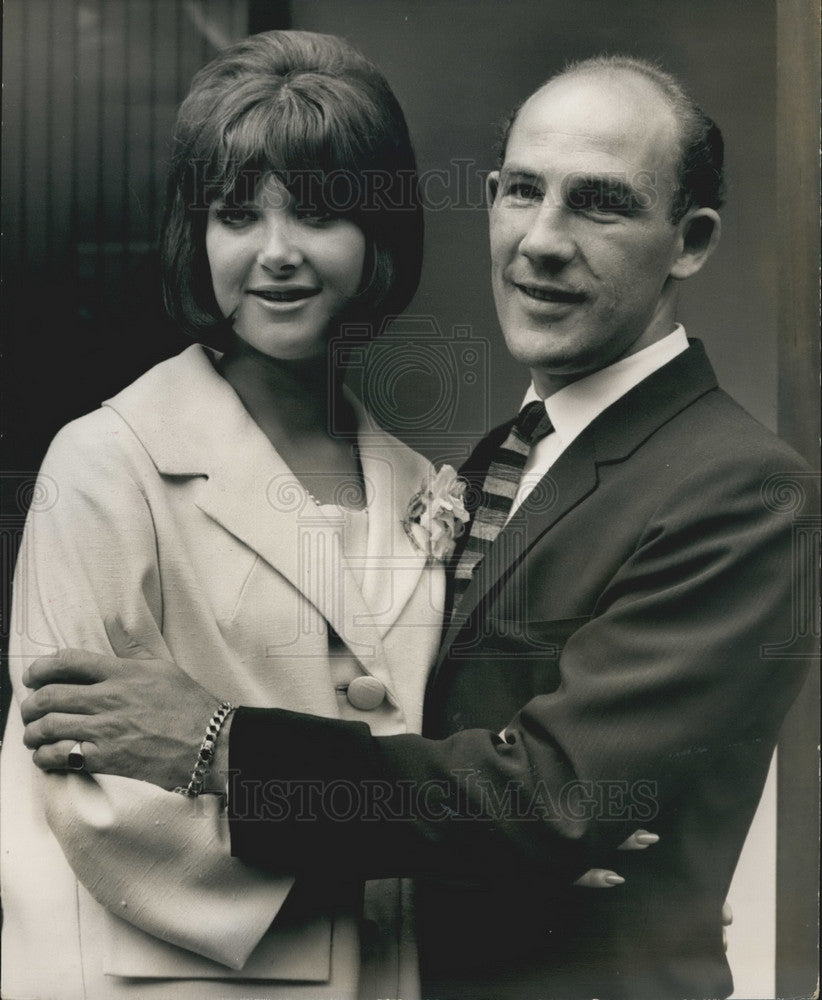 1964 Press Photo Former racing driver Stirling Moss & Moss Elaine Barbarino - Historic Images